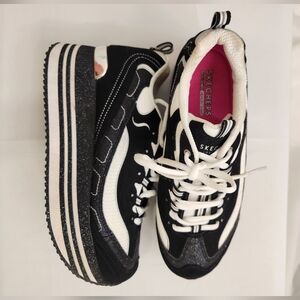 Skechers D’Lites Black & White Platform Sneakers – Memory Foam | 9